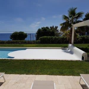 Volet Borvo Fixe installé sur une piscine face à la mer