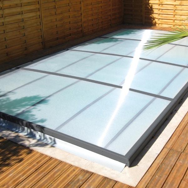 Abri de piscine BORVO PLAT discret et orientable - gain de température 6 à 8°C conforme NF P90-309