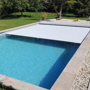 Volet roulant de piscine immergé BORVO IMMERGÉ - couverture discrète avec axe intégré conforme NF P90-308