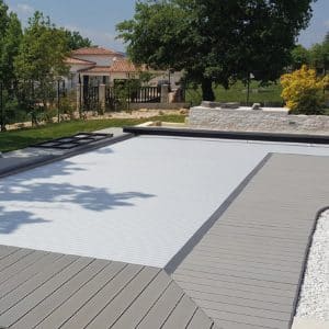 Volet roulant piscine BORVO INTÉGRÉ à axe immergé - couverture discrète conforme NF P90-308