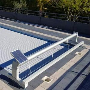 Volet Borvo Mobilitis à alimentation solaire posé sur la margelle