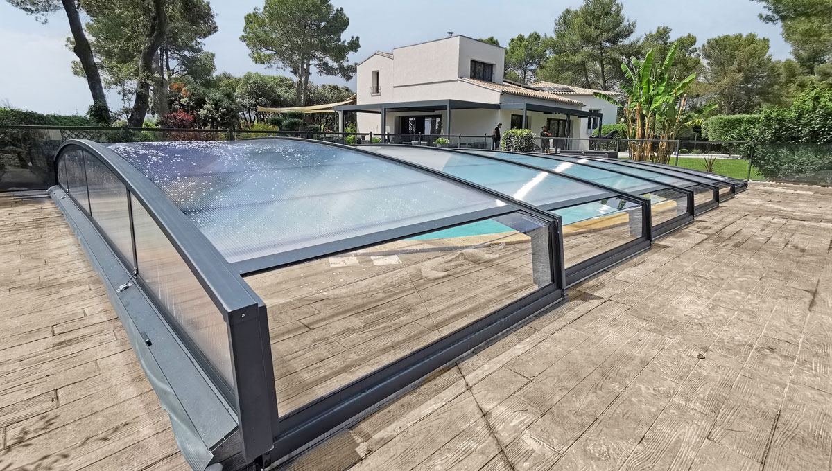 Abri de piscine Coverborvo installé sur un bassin
