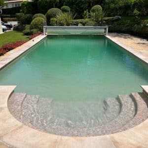 Couverture Borvo Le Banc intégrée en bout d'une piscine à débordement