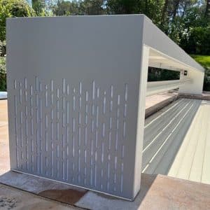 Couverture Borvo Le Banc en position relevée au bord d'une piscine