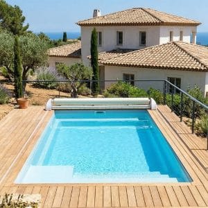 Volet Eden ouvert au bord d'une piscine devant une villa méditerranéenne