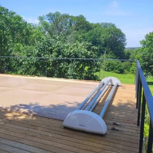 Volet de piscine Eden hors sol installé sur la margelle d'un bassin