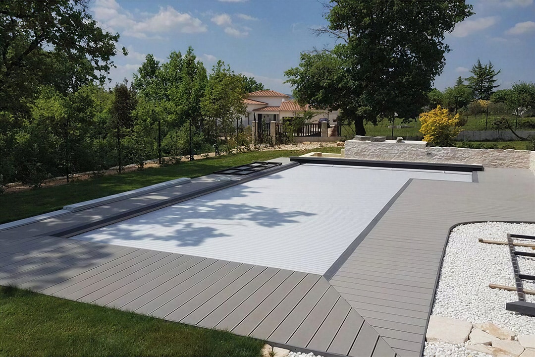 Volet de piscine Coverborvo en cours de fermeture