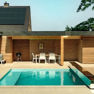 Couverture Coverseal intégrée à la margelle d'une piscine avec pergola