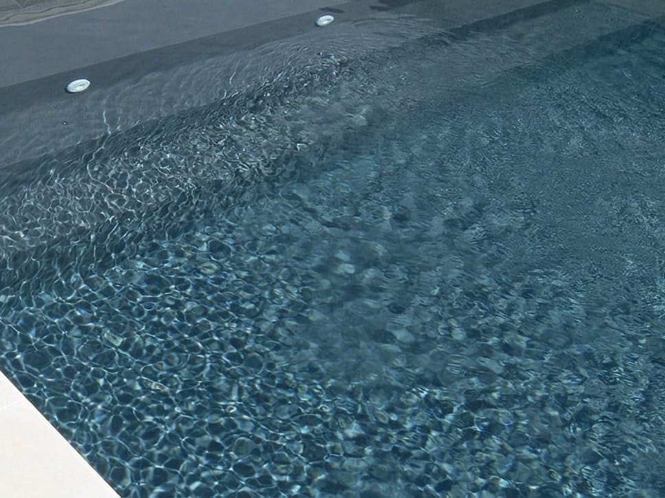 Simulation : eau d'une piscine Coverborvo avec un PVC armé gris anthracite